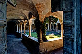 Lago di Garda - Gargnano. Chiesa di San Francesco, il Chiostro. 